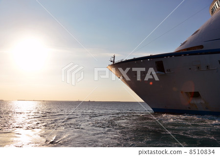 large passenger boat, the rich, wealthy person 8510834