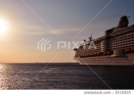 large passenger boat, floating hotel, the rich 8510835