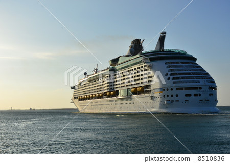 large passenger boat, floating hotel, the rich 8510836