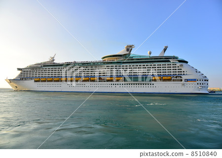 large passenger boat, floating hotel, the rich 8510840