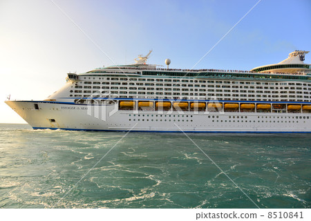 large passenger boat, floating hotel, the rich 8510841