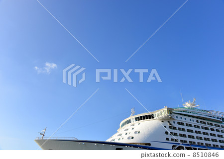 large passenger boat, floating hotel, the rich 8510846