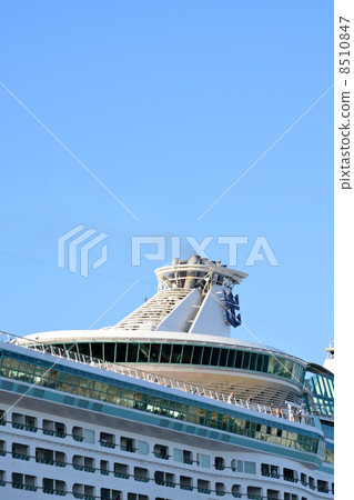 large passenger boat, floating hotel, the rich 8510847