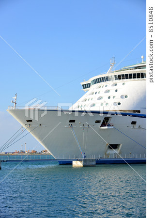 large passenger boat, the rich, wealthy person 8510848