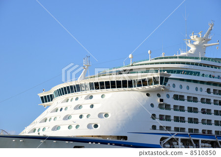 large passenger boat, floating hotel, the rich 8510850