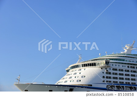 large passenger boat, floating hotel, the rich 8510858