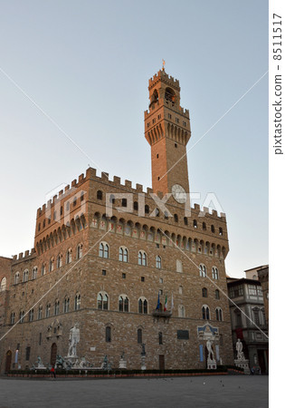 Florence, the whole view of the Ponte Vecchio (now Florence City Hall) Florence, the whole view of the Ponte Vecchio (now Florence City Hall) 8511517