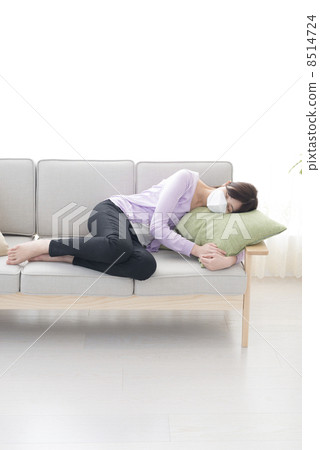 睡在沙發上的婦女 8514724