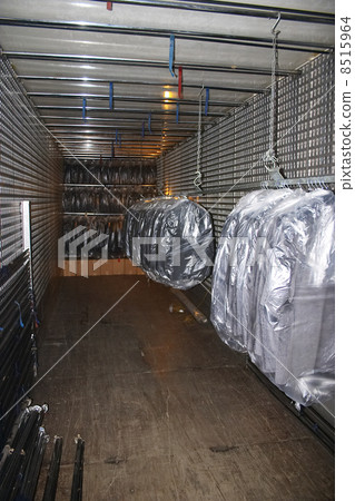 Suits upload to truck Suits upload to truck 8515964