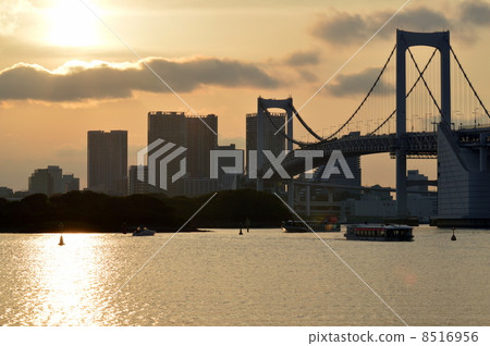 日落和彩虹橋 8516956