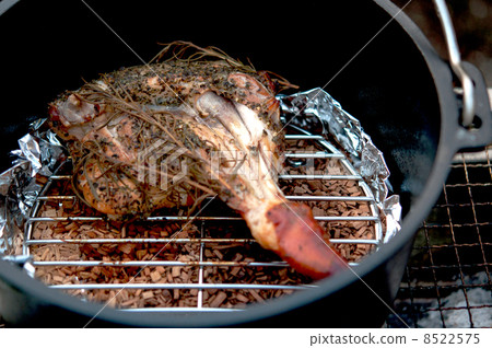 Barbecue roast chicken with Dutch oven Barbecue roast chicken with Dutch oven 8522575