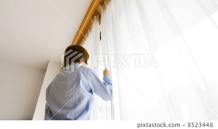 一個向外張望的女人 8523448