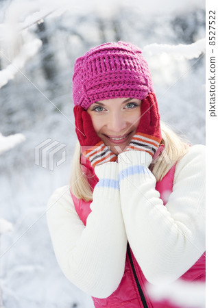Frozen beautiful woman in winter clothing outdoors ...... Frozen beautiful woman in winter clothing outdoors ...... 8527522