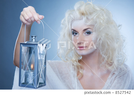 Snow queen with a latern .... 8527542