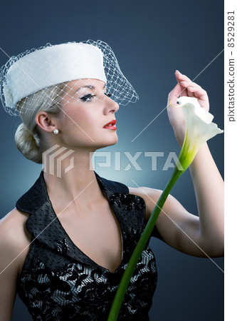 Beautiful young woman with white kala flower Beautiful young woman with white kala flower 8529281