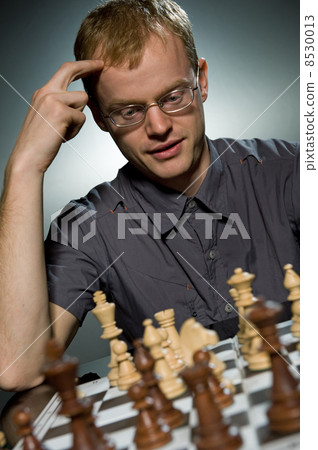 Thoughtful chess master 8530013
