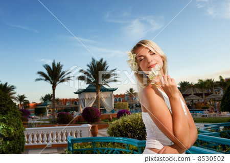 Beautiful young woman with white flowers outdoors Beautiful young woman with white flowers outdoors 8530502