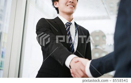 Businessman shaking hands with a smile 8558541