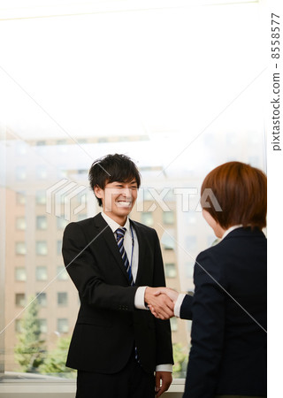 握手的商務人士 8558577