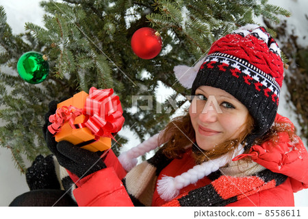 girl with Christmas tree 8558611