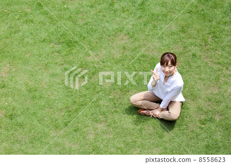 一個女人在草坪上 8558623