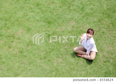 一個女人在草坪上 8558624