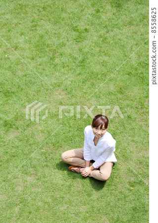一個女人在草坪上 8558625