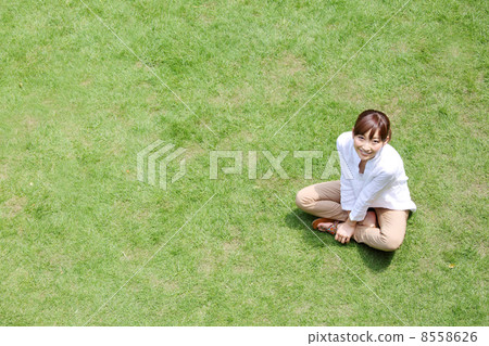 一個女人在草坪上 8558626