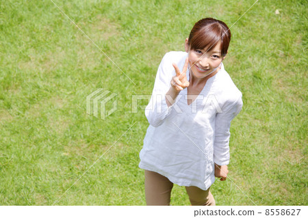 一個女人在草坪上 8558627