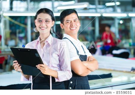 Production manager and designer in Asian factory 8559031