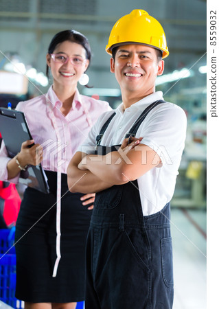 Production manager and designer in Asian factory 8559032