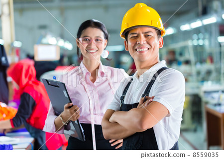 Production manager and designer in Asian factory 8559035