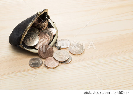 Wallet wallet and coin in the grainy background 8560634