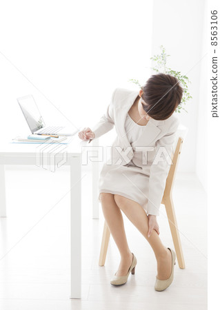 米色西裝的女性 米色西裝的女性 8563106