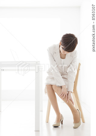 Women in beige suits 8563107