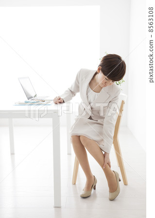 米色西裝的女性 8563108