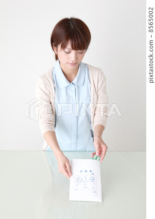 在接待處解釋藥物的藥劑師 8565002
