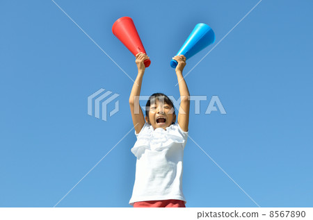 支持藍天的女孩（擴音器） 8567890