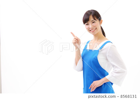 A woman who had an apron 8568131