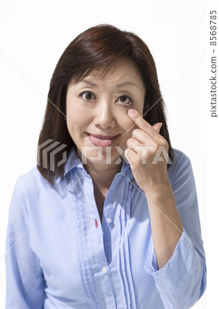 中年和老年婦女在玩耍 8568785