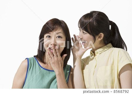 母親和女兒做耳朵 8568792