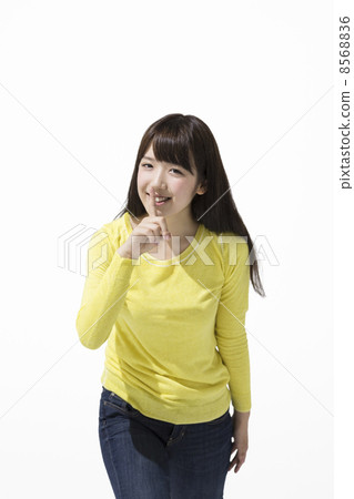 A woman who puts her index finger at her mouth 8568836