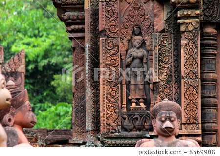 The statue of Banteay Srei The statue of Banteay Srei 8569908