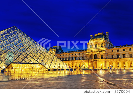 PARIS - SEPTEMBER 17. Glass pyramid and the Louvre museum on Sep 8570004