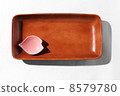 wooden tray with pink bowl 8579780