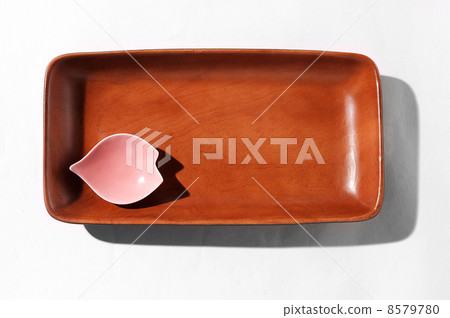 wooden tray with pink bowl 8579780
