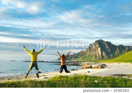 couple jumping couple jumping 8580263