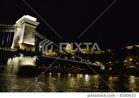[夜景]鐵索橋與宮殿 8580633