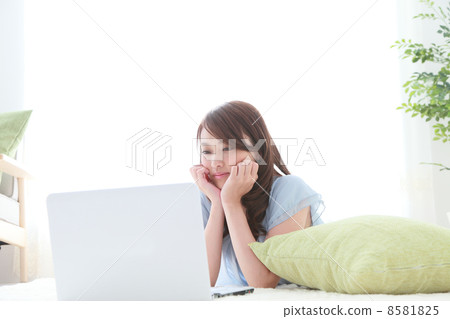 A woman using a computer 8581825