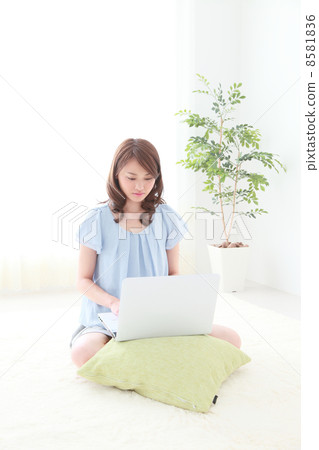 一個女人使用電腦 8581836